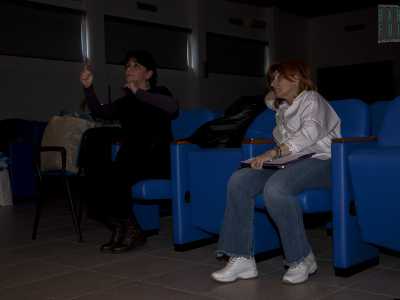L'iniziativa � portata avanti dalla 51enne Monica Iusco, docente di lettere e responsabile del laboratorio teatrale (nella foto a destra). Alla sua sinistra c'� Anna Garofalo, regista degli spettacoli assieme a Rocco Capri Chiumarulo 